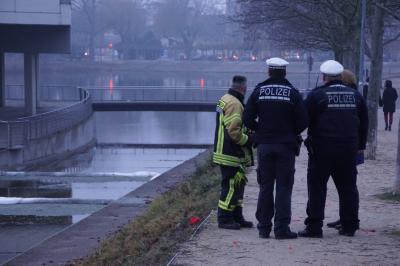 Boeblingen: 2 Kinder kippen Oel in den Oberen See in Boeblingen